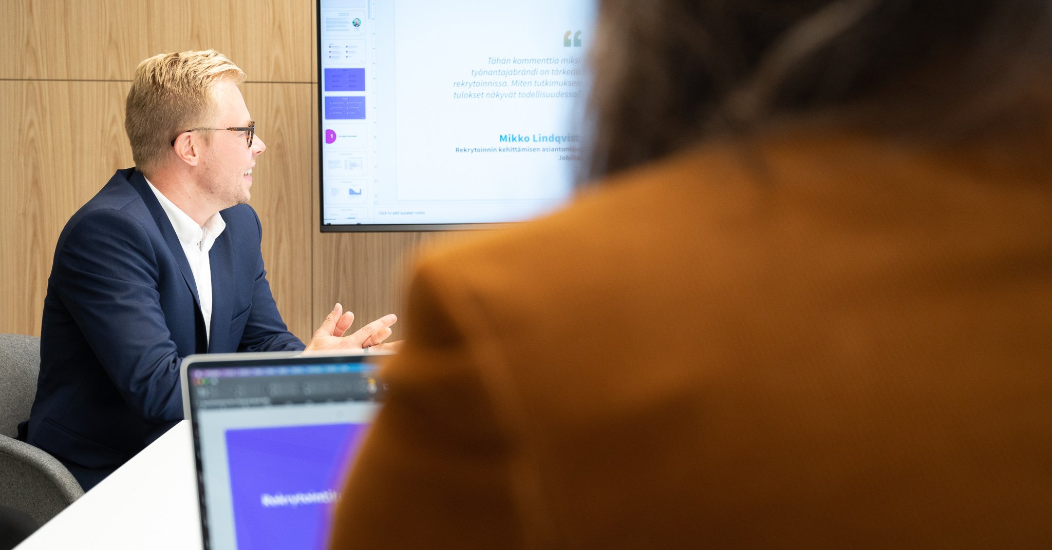 Mies katsoo dioja näytöltä