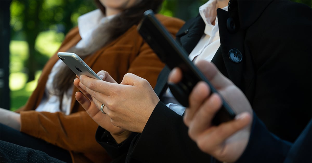 Ihmiset käyttävät puhelinta