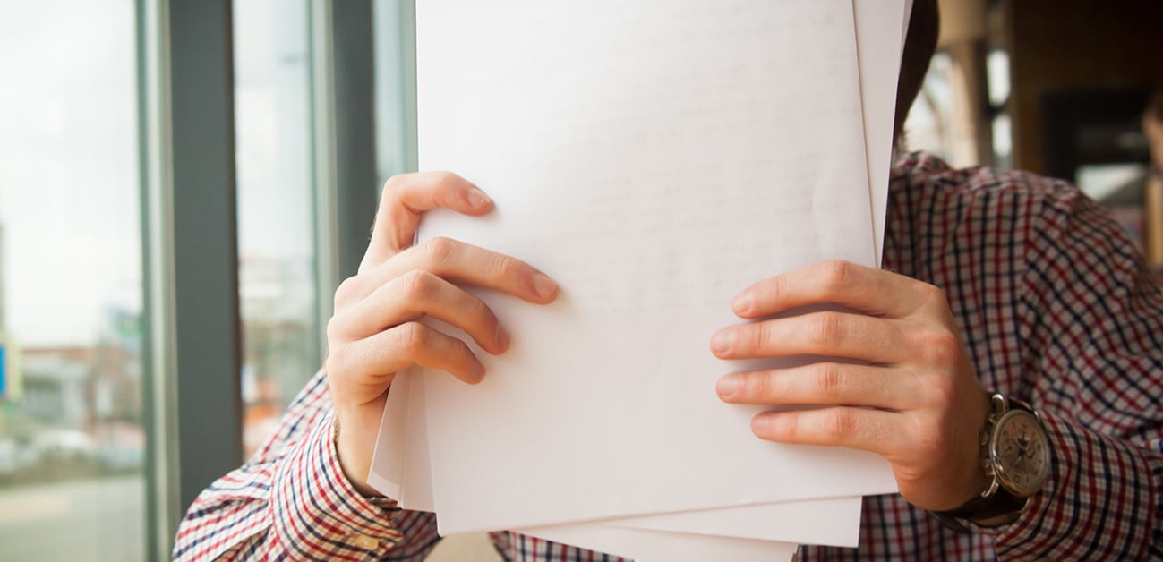 Kaksi ihmistä kättelee