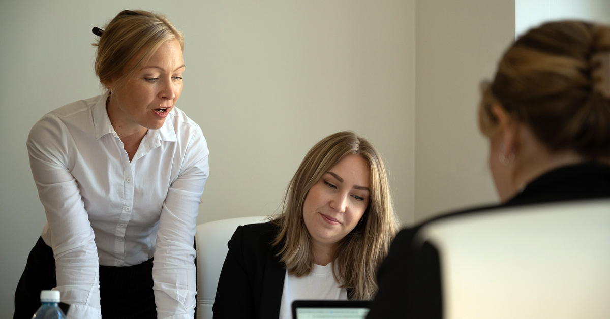 Kaksi henkilöä katsoo tietokonetta